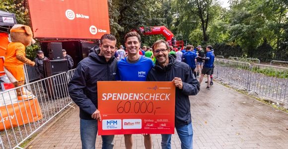 60.000 Euro Spendenscheck-Übergabe an Menschen für Menschen beim B2Run Hamburg